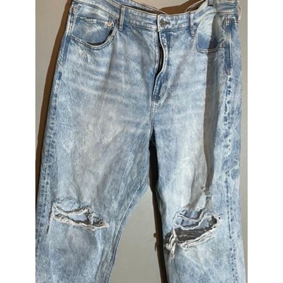 American Eagle Women's Size 18‎ Short Acid Wash Distressed Mom Jeans - Picture 2 of 5